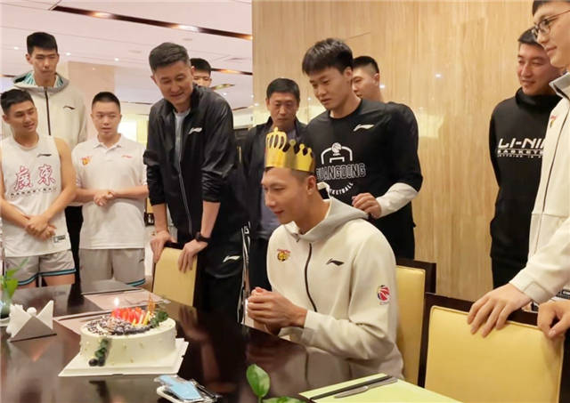 退役|易建联过生日气场太强！转身一瞪坏笑的赵睿，没人敢拿蛋糕偷袭他