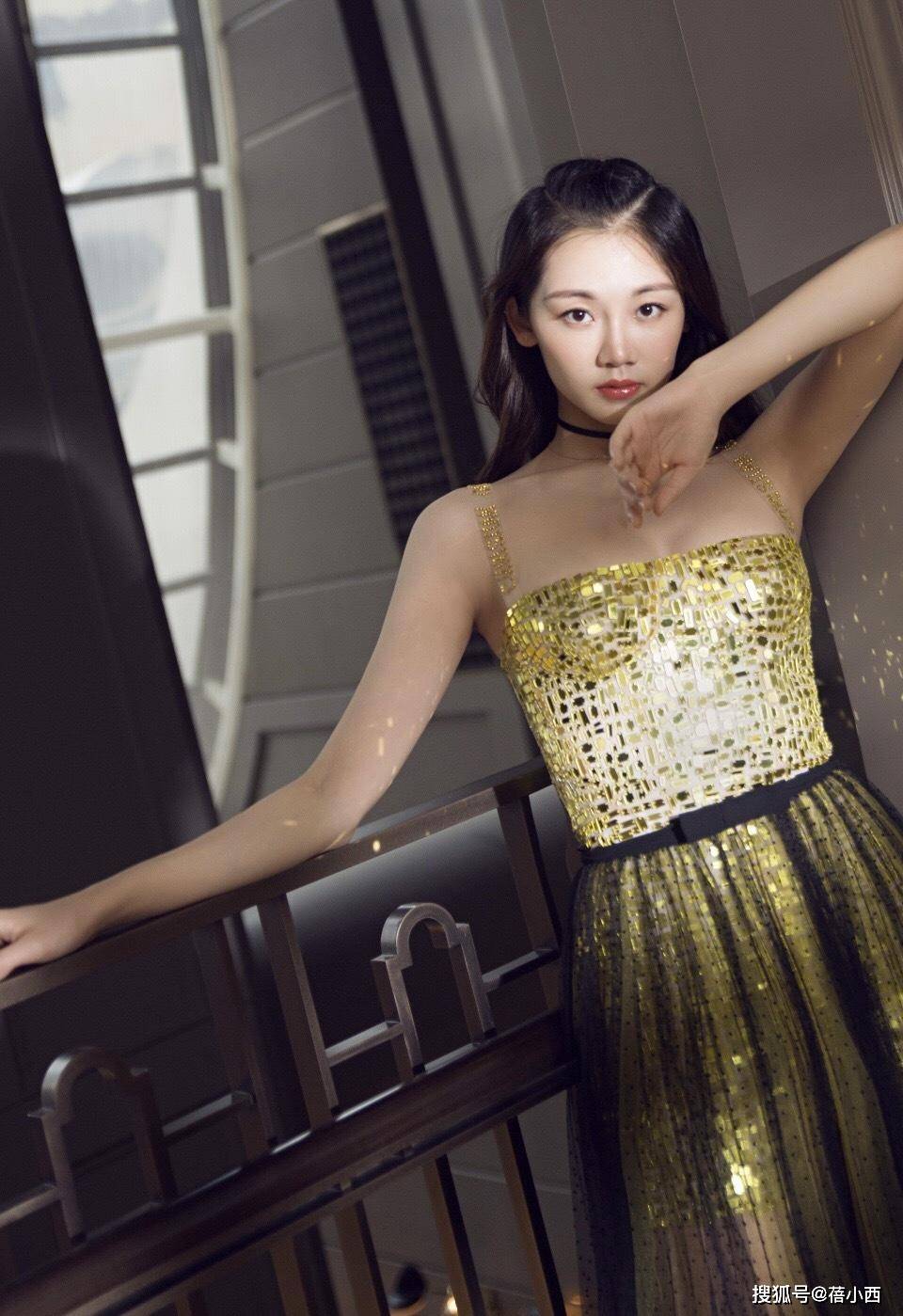 原创苗苗当妈后身材更饱满穿吊带亮片裙还盖黑纱气质惊艳