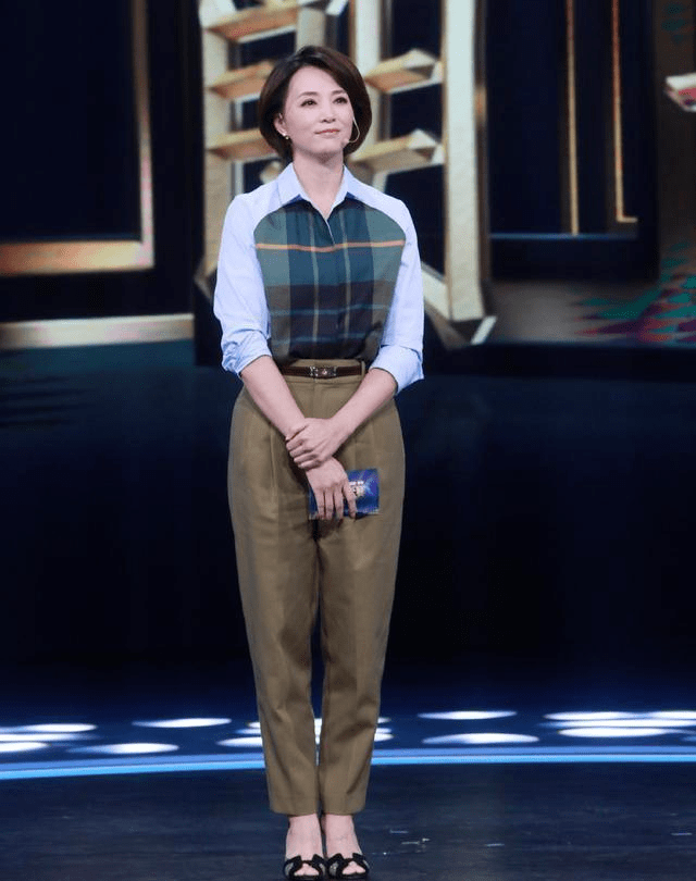 黑色 没想到！董卿身材这么好，穿印花连体裤好惊艳，气场不输超模