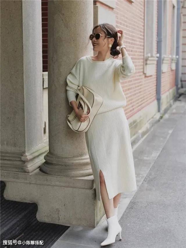 颜色 穿衣别太复杂,中年微胖妈妈们试试“半裙+靴子”,显瘦又高级