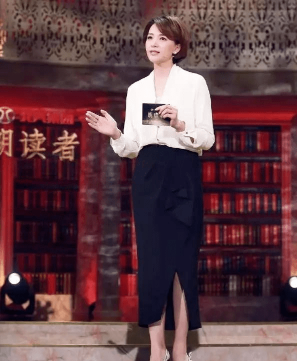 黑色 没想到！董卿身材这么好，穿印花连体裤好惊艳，气场不输超模