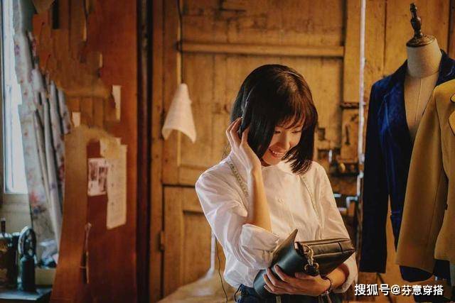 因为 董洁从不刻意“扮嫩”，穿黑色T恤配牛仔裙走机场，美得像28岁