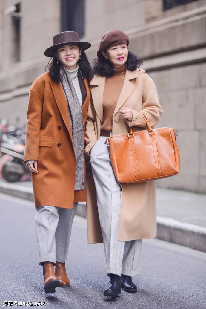 颜色 60岁妈妈比女儿会穿,秋天“大衣+毛衣”,越老越洋气优雅