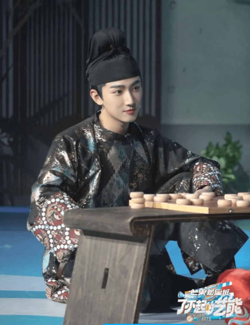 刘昱 汉服又出圈了，国风传统很火