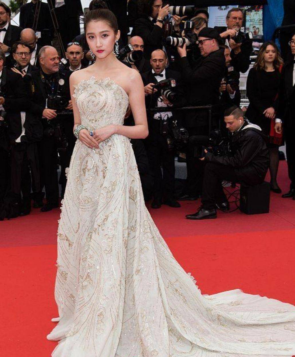 时尚 杨紫的少女感真强，和小4岁的关晓彤同框合影，却反而更加显嫩