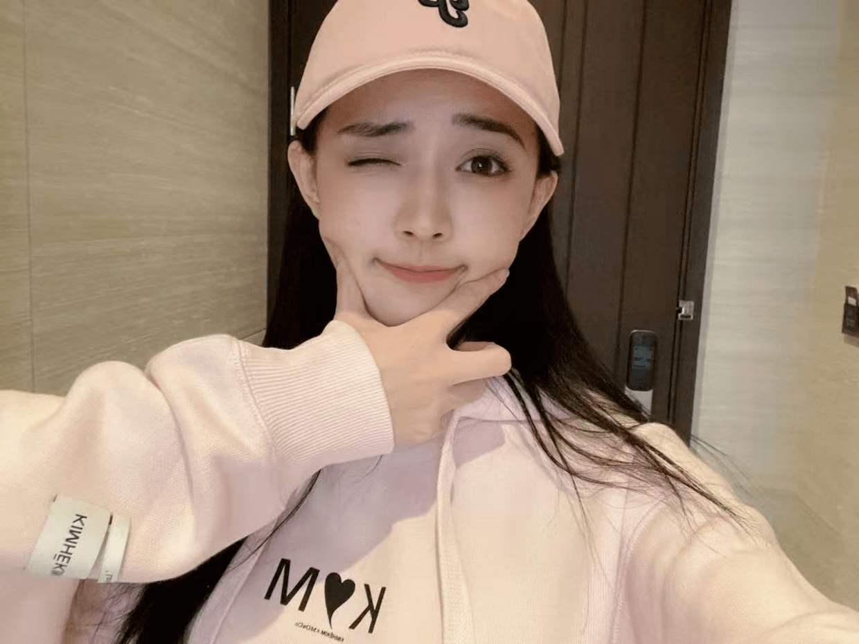 毛衣 徐璐的身材和气质真好，穿绿色小西装搭配牛仔裤，高级又时髦！