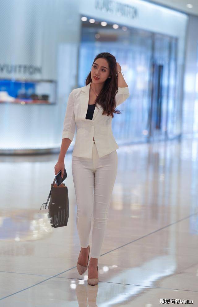 原创白西服白裤子真是时尚界的佼佼者美女穿上显得年轻好几岁