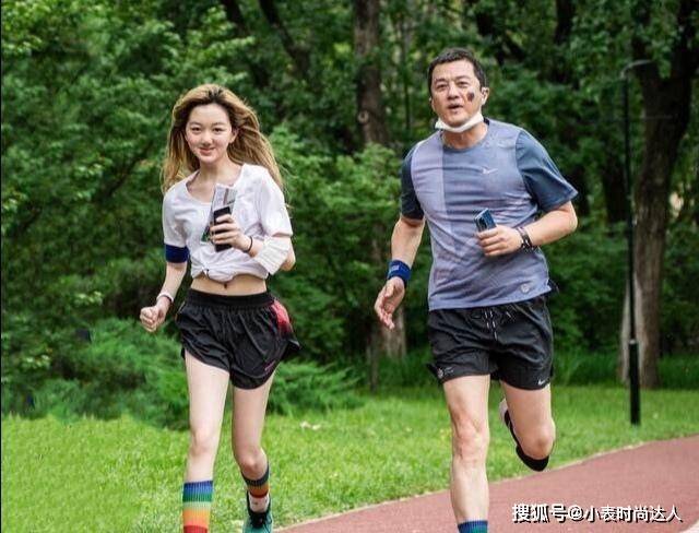 黑色 14岁李嫣终于美回来了，脸部回归正常染金发，穿短裤秀大长腿美翻