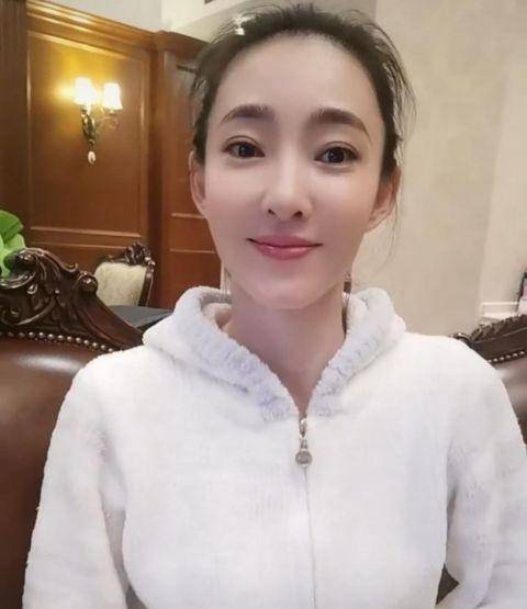 演技|王丽坤素颜出镜状态好对镜甜笑被赞清纯可爱