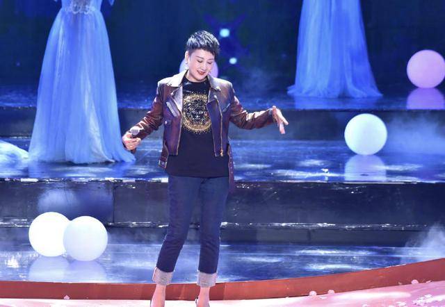 凯丽 张凯丽真给60后大妈长脸，羽绒服配牛仔裤简单又实用，洋气精致