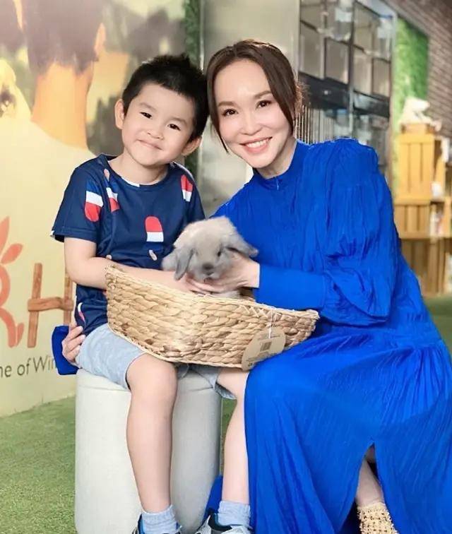 显得 范文芳这回美“穿格纹抹胸连衣裙开高叉，身材比例太完美很多人对于格纹的元素