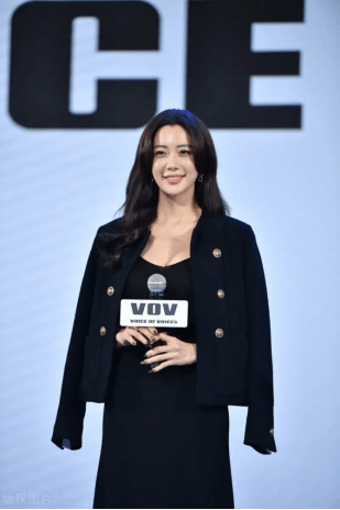 傲人 李成敏难得保守一次，修身黑裙搭小外套包裹严实，挡不住傲人曲线