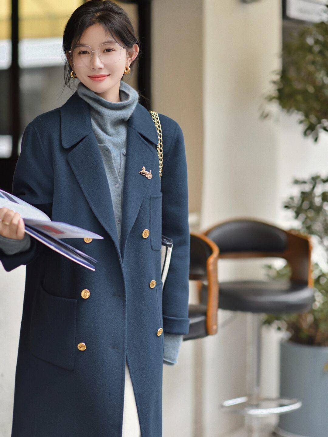 注入 这个秋天熟女都爱穿“大衣+高领衫”，优雅知性，关键还很保暖