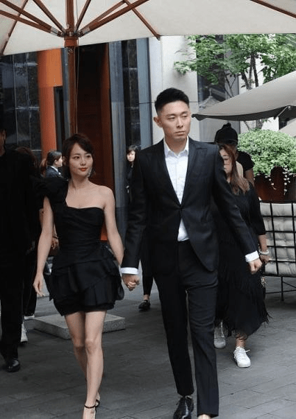 短裙 张嘉倪：与老公买超手拉手，穿A字单户黑短裙好迷人，真羡煞旁人