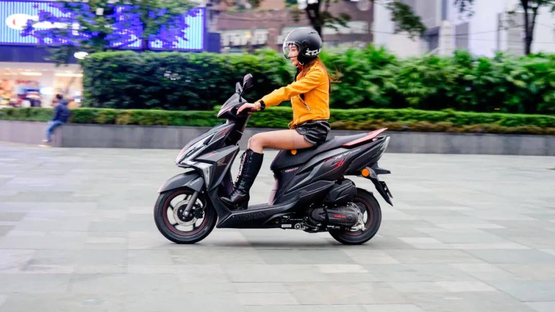 裂行rx125麒麟版打卡成都:与飞机同行,穿越太古里_生活