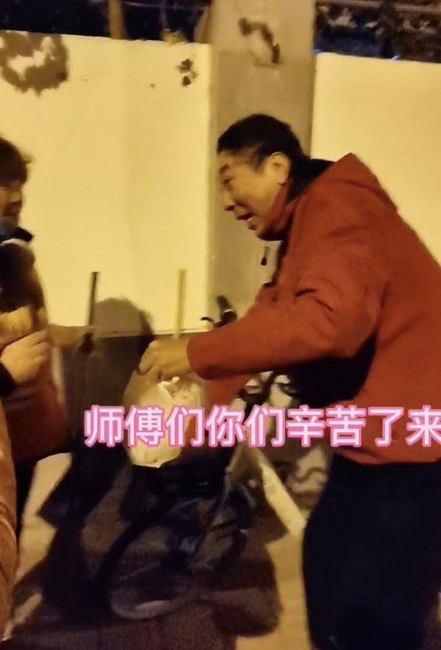 馮鞏|63歲馮鞏曬近況，衣著樸素為環衛工送早餐，徒弟曹隨風親自掃大街