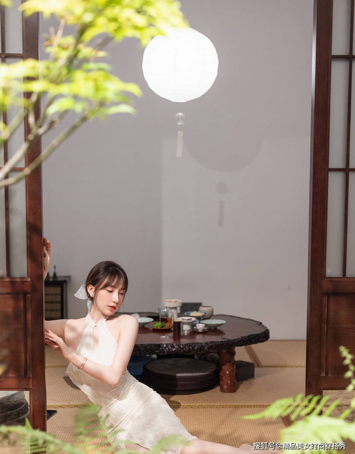 波浪 改良版的旗袍连衣裙，修身的版型开叉的设计，展现女性优雅的身姿
