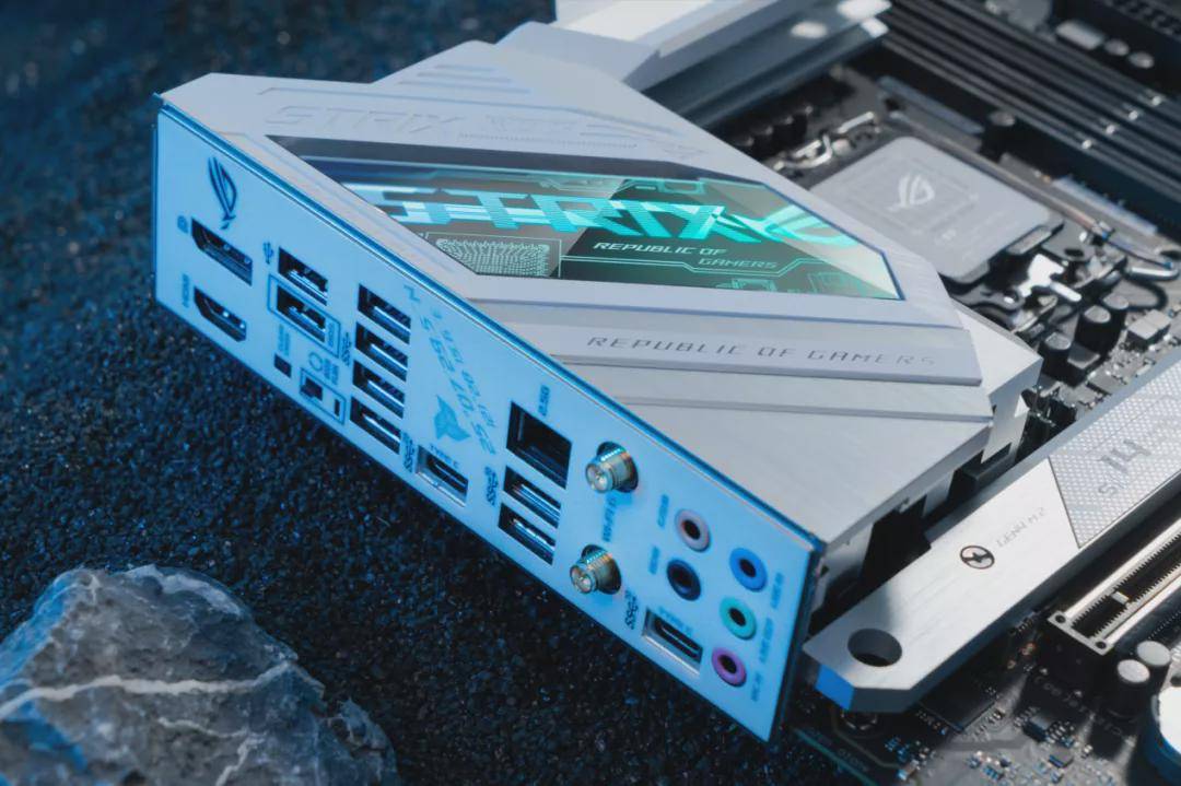 玩家|潮品装甲引领全新战斗形态 ROG STRIX Z690吹雪主板降临