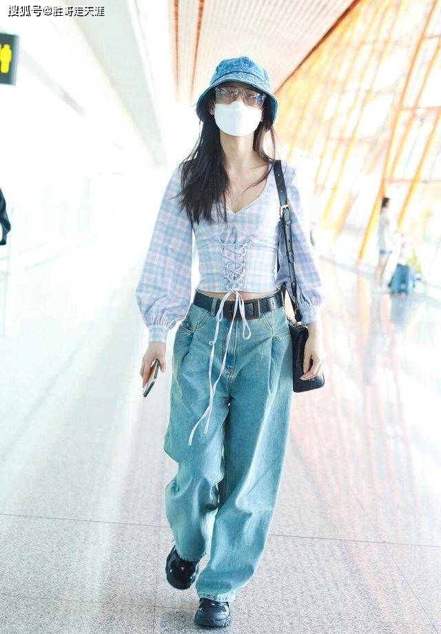 黄圣依 “阔太”黄圣依真赶时髦,穿束腰衬衫配阔腿牛仔裤,嫩成00后