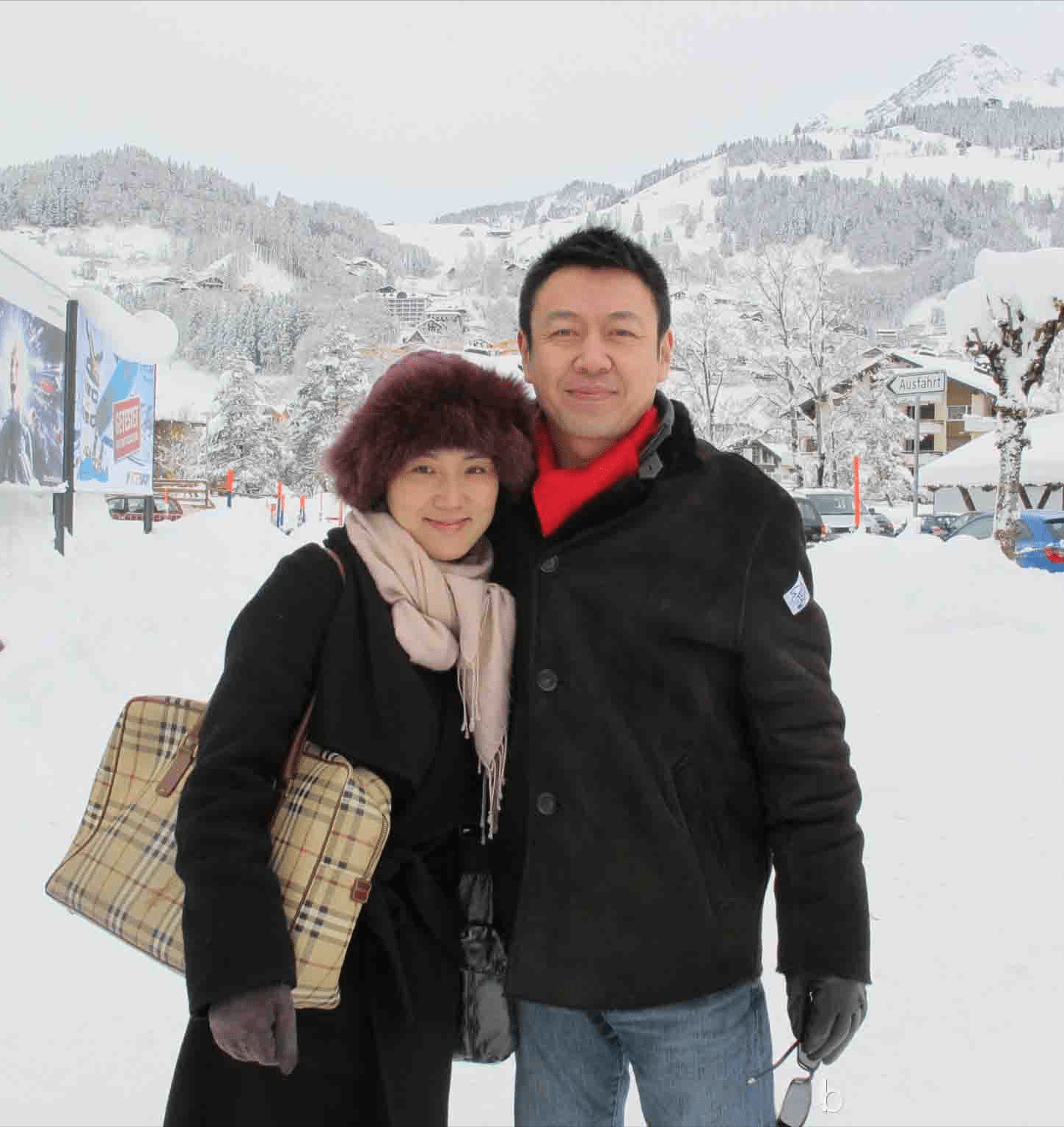 央视新闻联播前主播杨柳一盒樱桃娶歌唱家妻子47岁做父亲