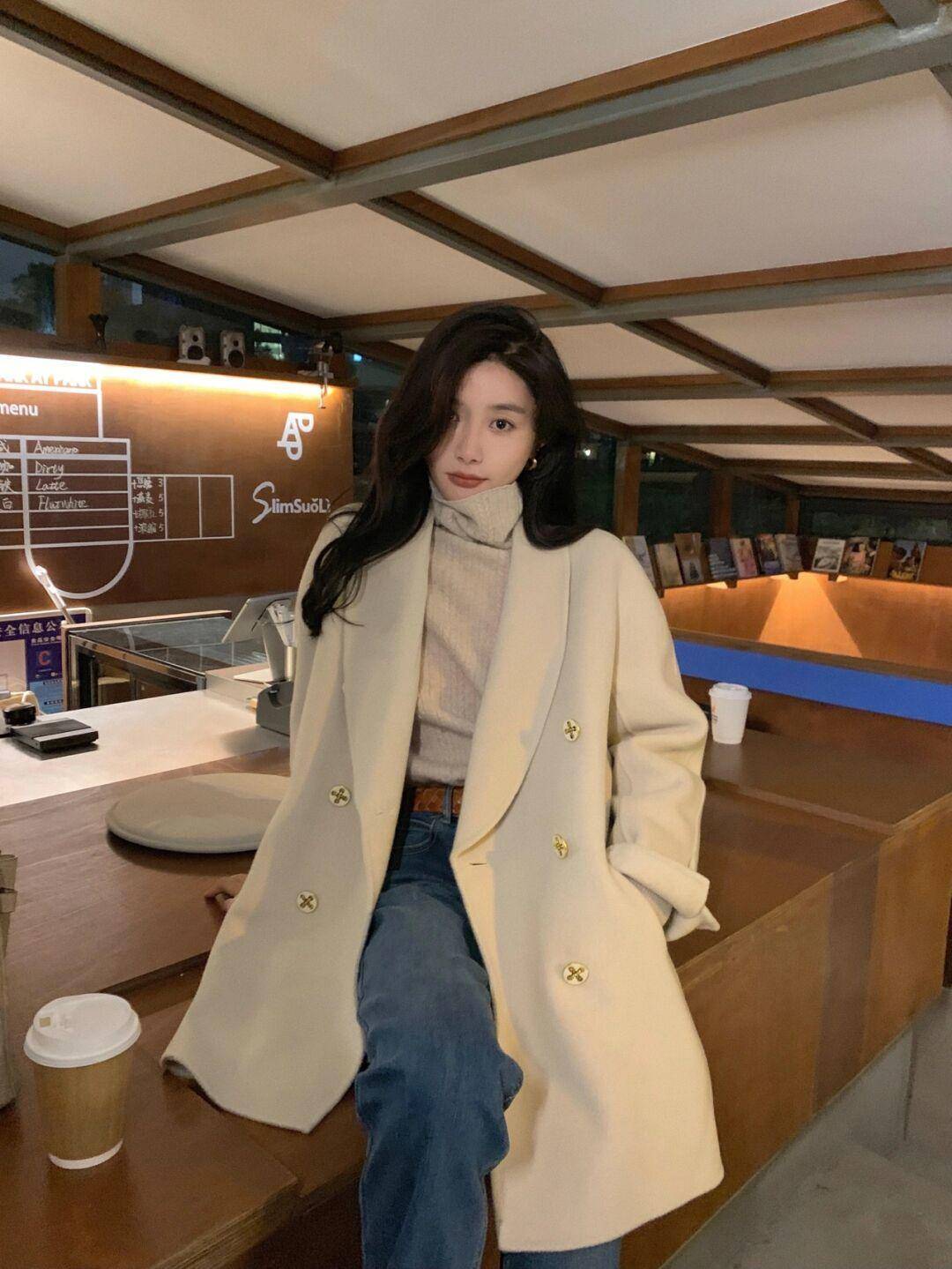 注入 这个秋天熟女都爱穿“大衣+高领衫”，优雅知性，关键还很保暖