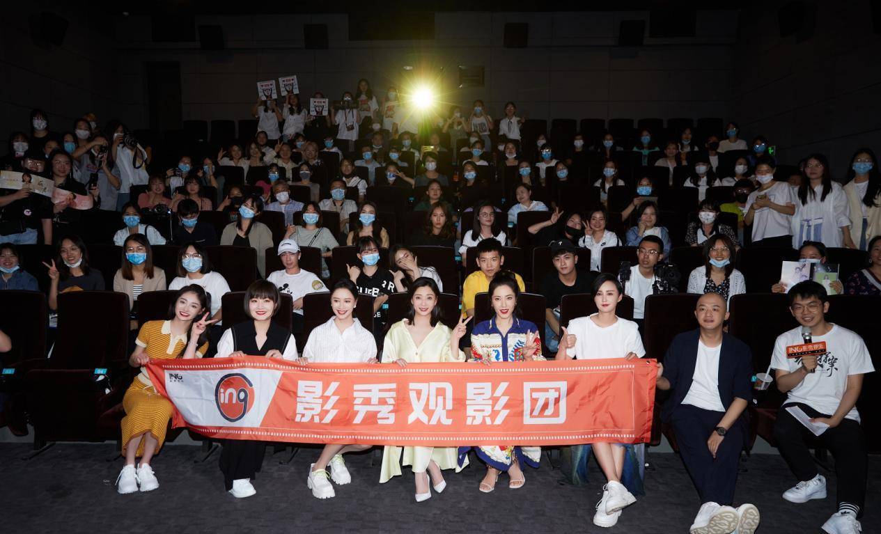 殷桃真 42岁殷桃真自律，穿露脐装短裤深夜健身，这川字腹肌老戏骨里少见