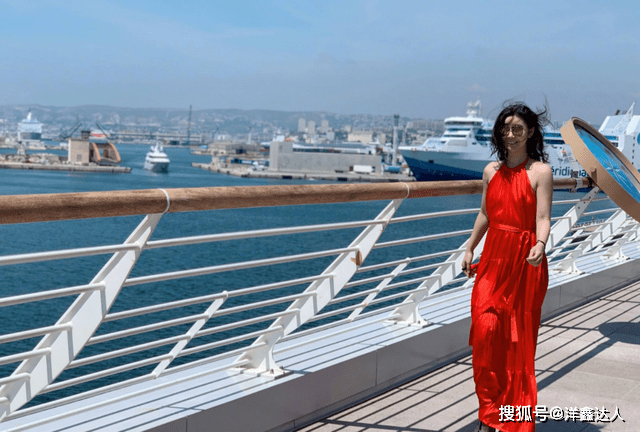 李小萌 李小萌在国外太惊艳了！穿红色挂脖连衣裙度假，意外高级减龄