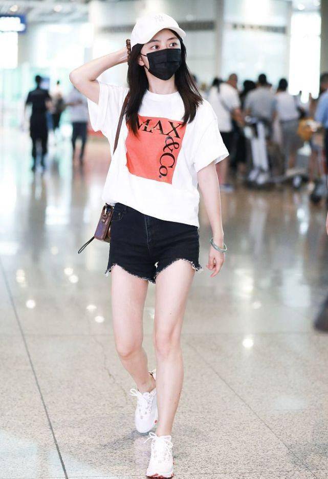 设计 谭松韵这造型挺有个性，衣服上这么多口袋，都要看花眼了