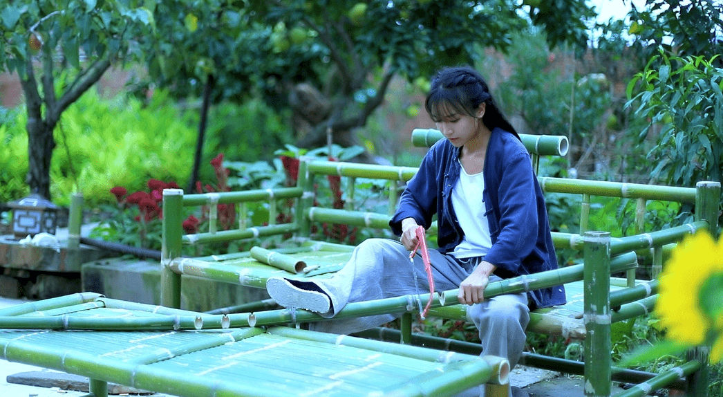 粗布 31岁李子柒在央视镜头下,感觉颜值也不差,一身清修造型很朴素