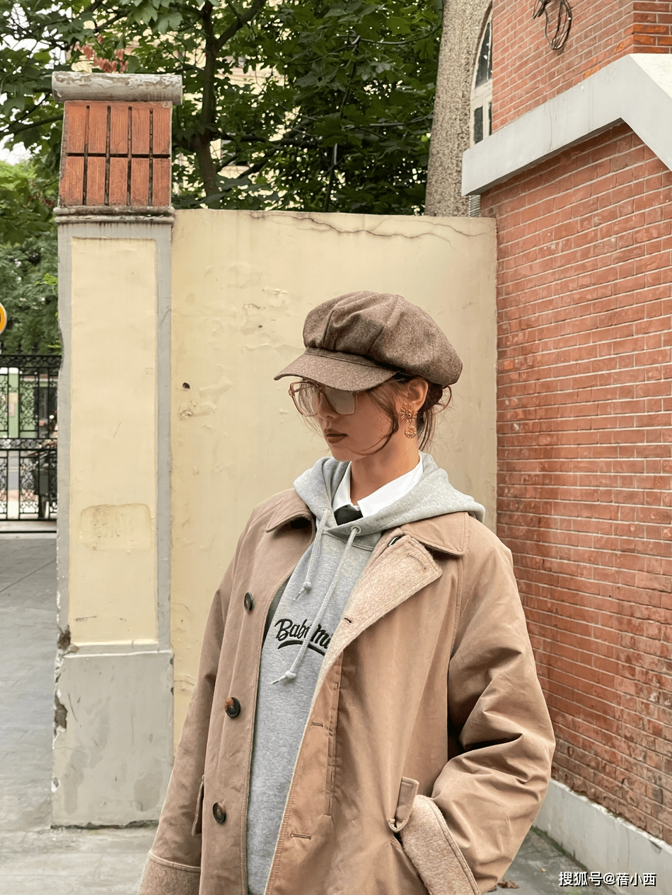 藏蓝色 刘诗诗彻底换风格了，穿卡其色风衣配连帽卫衣，连气质都变洋气了