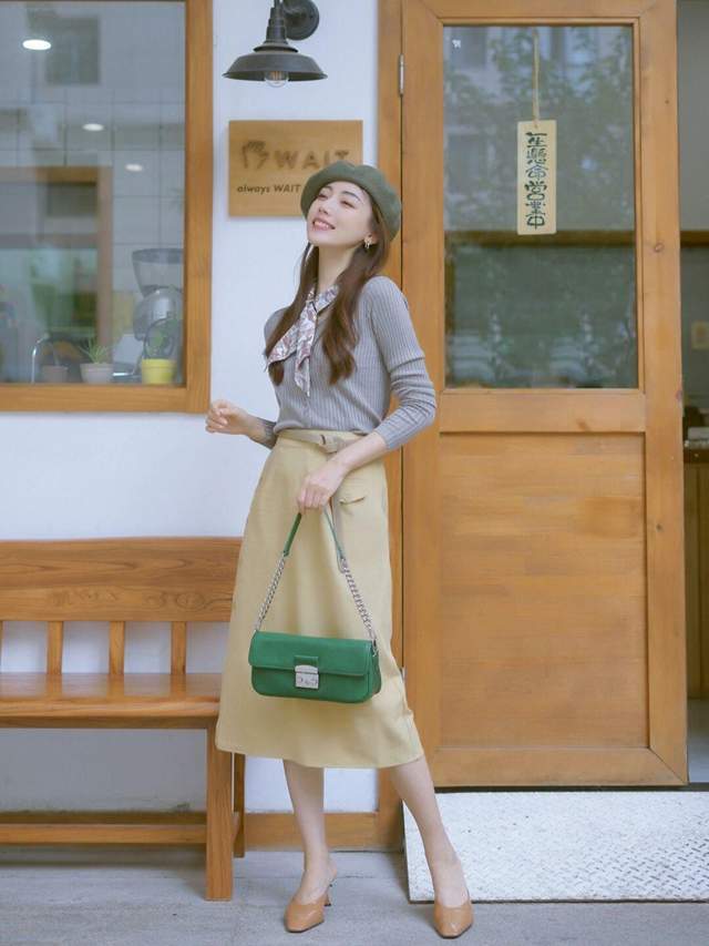 显得 女生博主秋冬穿搭指南，针织开衫搭配百褶半身裙，高贵优雅又温柔