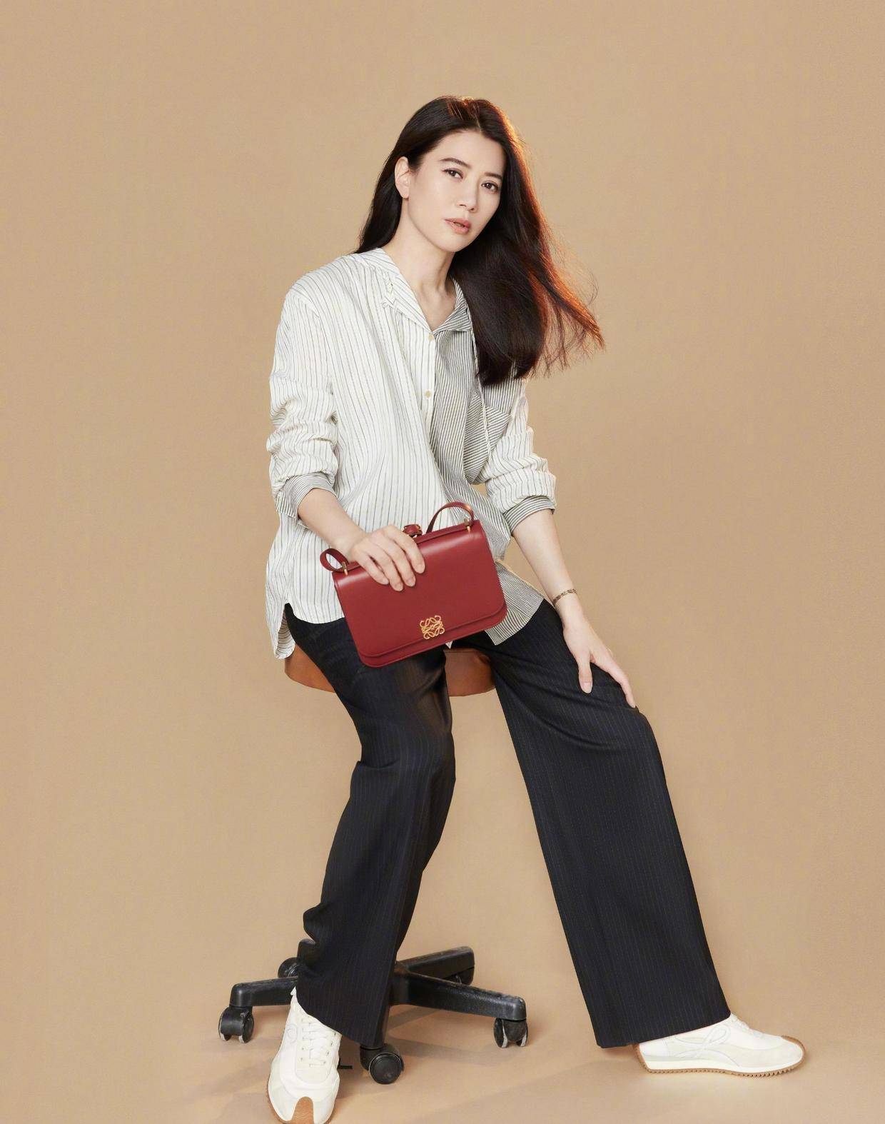 原创袁咏仪不像50岁穿印花裙配外套与老公同亮相同龄人看了都羡慕