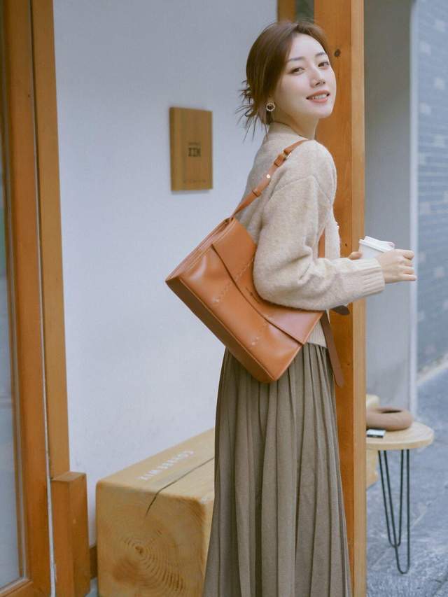 显得 女生博主秋冬穿搭指南，针织开衫搭配百褶半身裙，高贵优雅又温柔