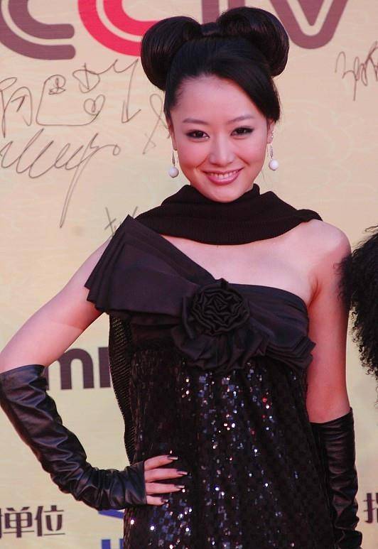 黑色 不愧是“玉漱公主”，白冰穿黑色的裙子，都穿的这么的可爱