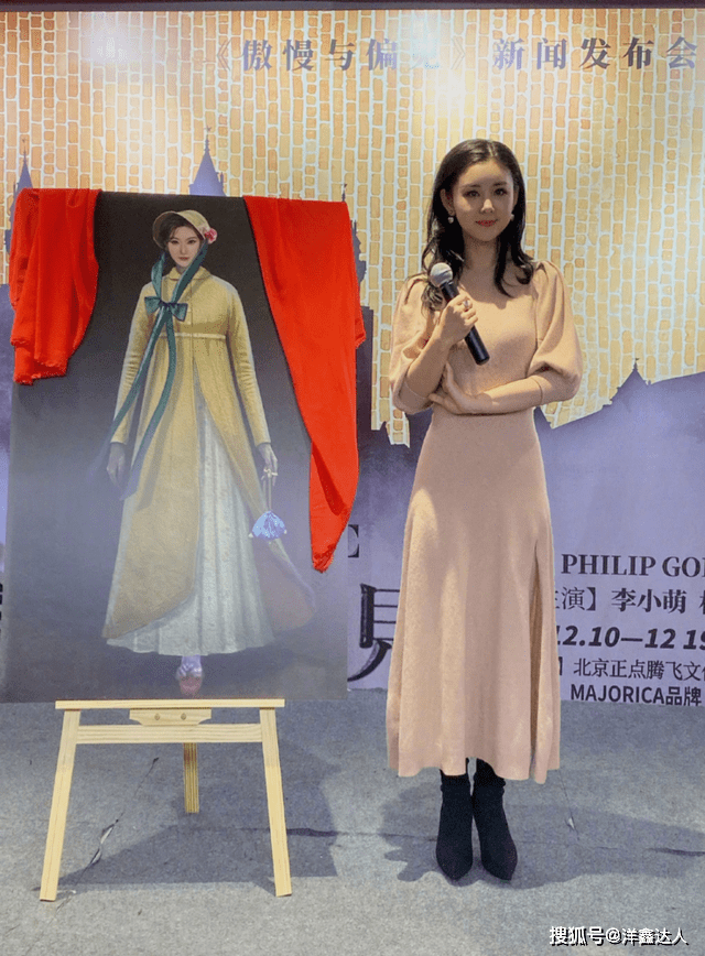 李小萌 李小萌在国外太惊艳了！穿红色挂脖连衣裙度假，意外高级减龄