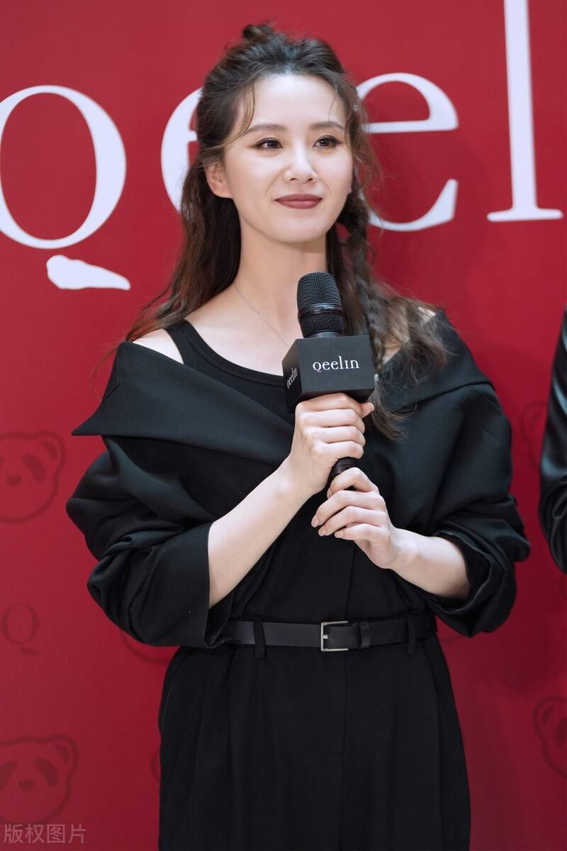 西裤 刘诗诗当妈后“胖不少”,绑腰带都看不出腰身,小露香肩还是迷人