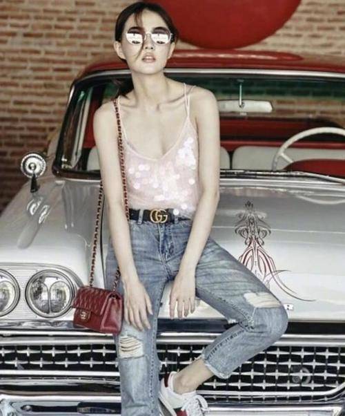 下装 徐璐为了秀身材也蛮拼的，天冷还穿吊带露脐装，在机场回头率十足