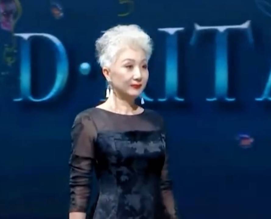 成功 49岁模特重返T台走秀，曾经抗癌五年成功，天生白发气质好独特