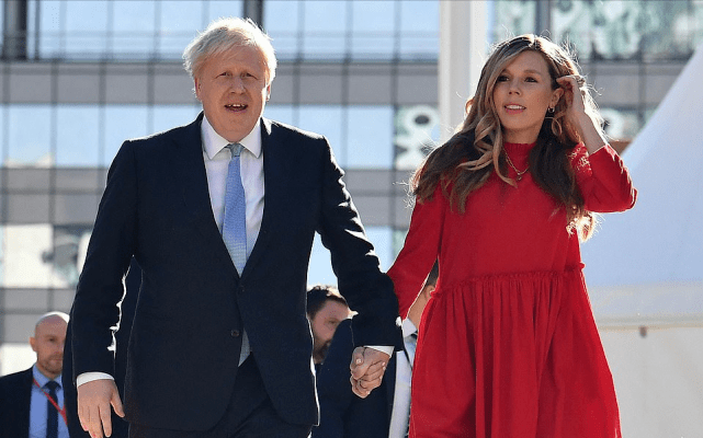 身材 英国第一夫人挺大肚亮相!碎花裙配绿西装藏8个月孕肚,变美好多