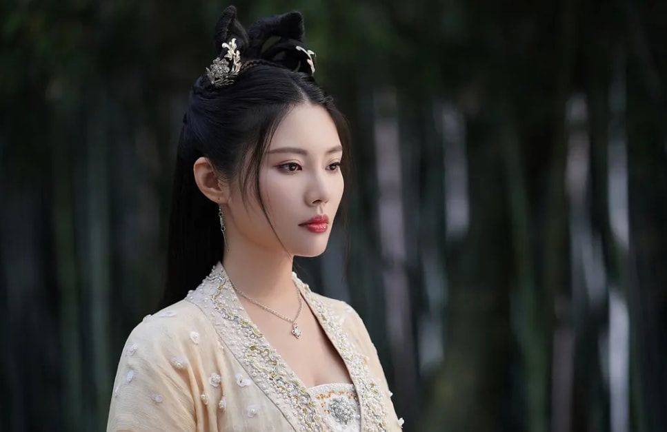 大嫂|“大嫂”强势归来，徐冬冬新片梳起精致的大背头，大街上谁都不爱