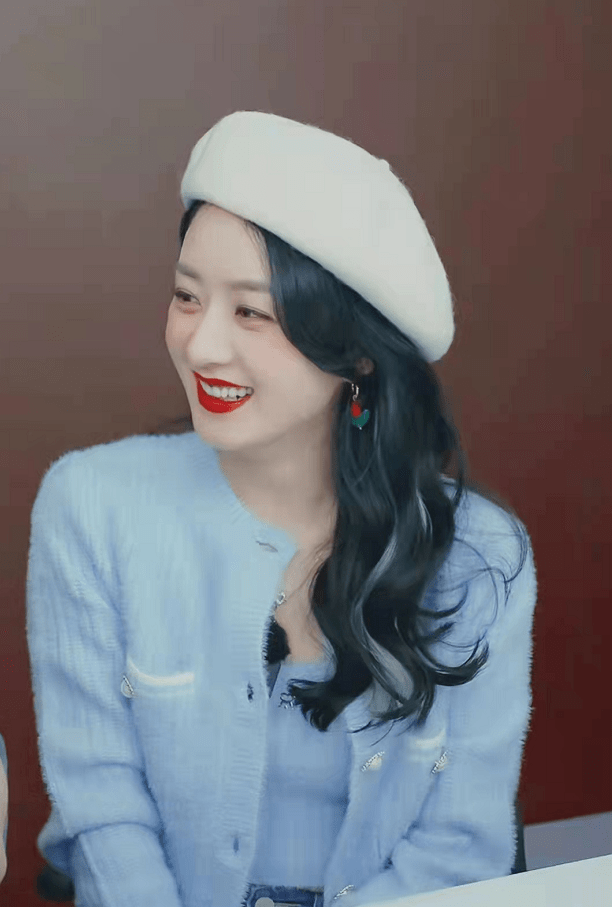 亮点 赵丽颖为了美太拼！深夜下班露肚脐不怕寒风吹，戴贝雷帽美貌开挂