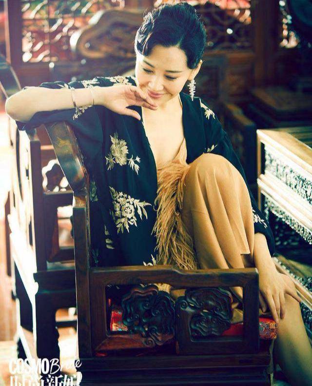 展现 许晴黄色长裙荡秋千,五十岁的许晴把生活过成了二十的样子