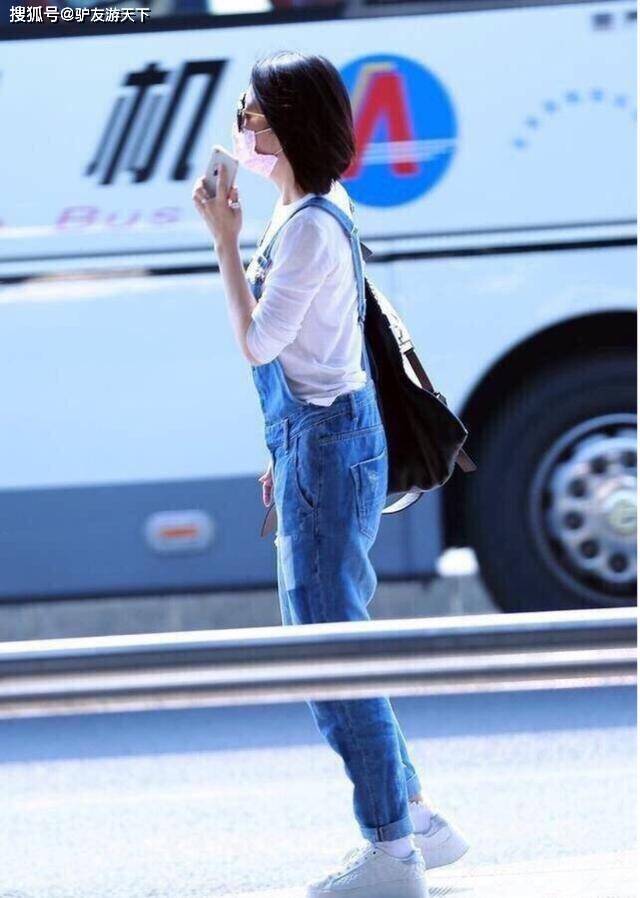 身材 许晴越活越年轻?穿白色T恤配背带牛仔裤走机场,比20岁还要美