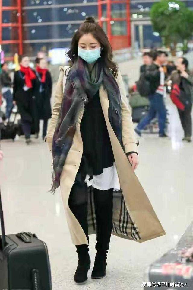 场合 林心如无滤镜显憔悴，西装配薄纱裙挡不住大妈感，44岁太真实