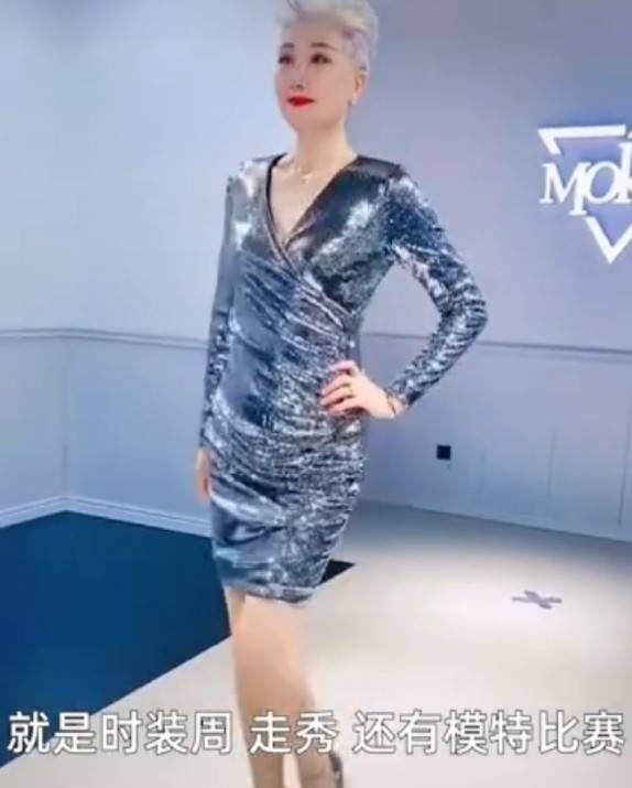 成功 49岁模特重返T台走秀，曾经抗癌五年成功，天生白发气质好独特