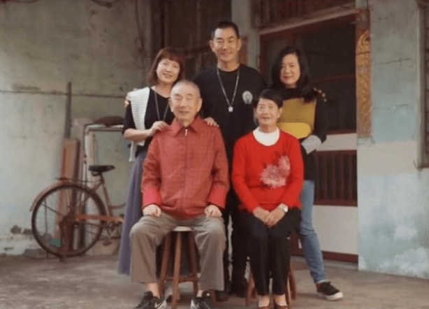 生活|任贤齐出名多年，父母仍住在挂满儿子海报的旧屋里，为啥老人不愿去儿女身边？