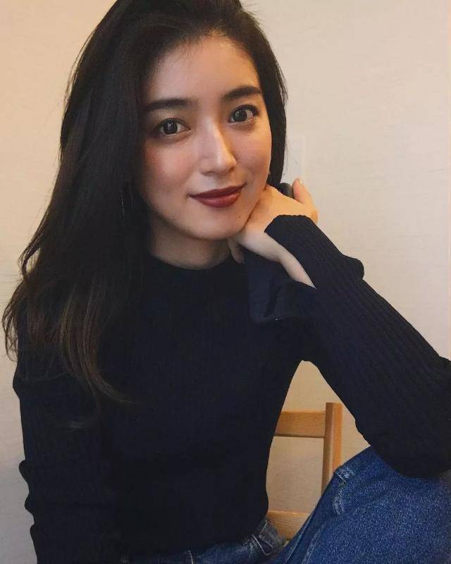 模特大口智惠美把日系的穿衣风格大改观穿出了一种复古港味