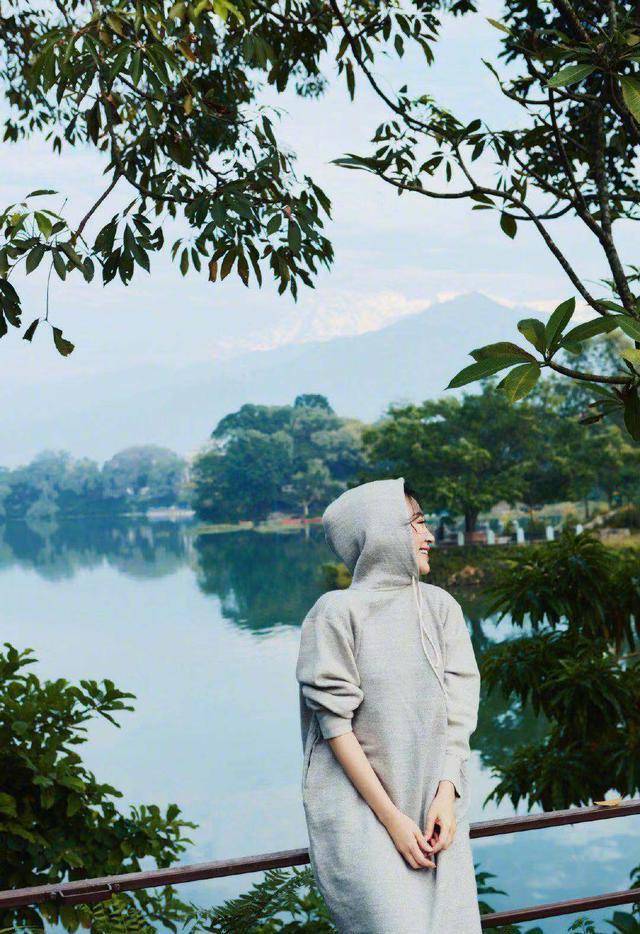 展现 许晴黄色长裙荡秋千，五十岁的许晴把生活过成了二十的样子