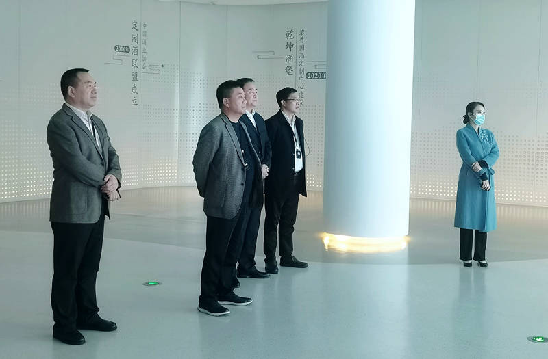 中国侨商会常务副会长薛水和一行莅临酒业园区考察