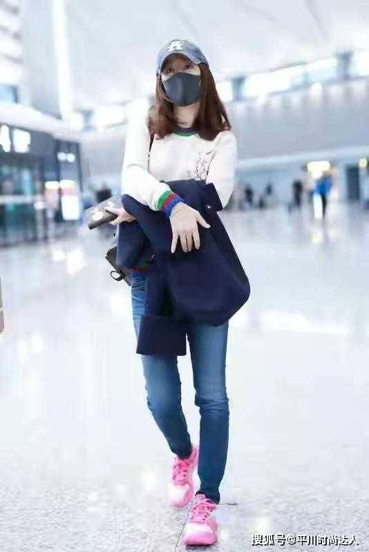 场合 林心如无滤镜显憔悴，西装配薄纱裙挡不住大妈感，44岁太真实